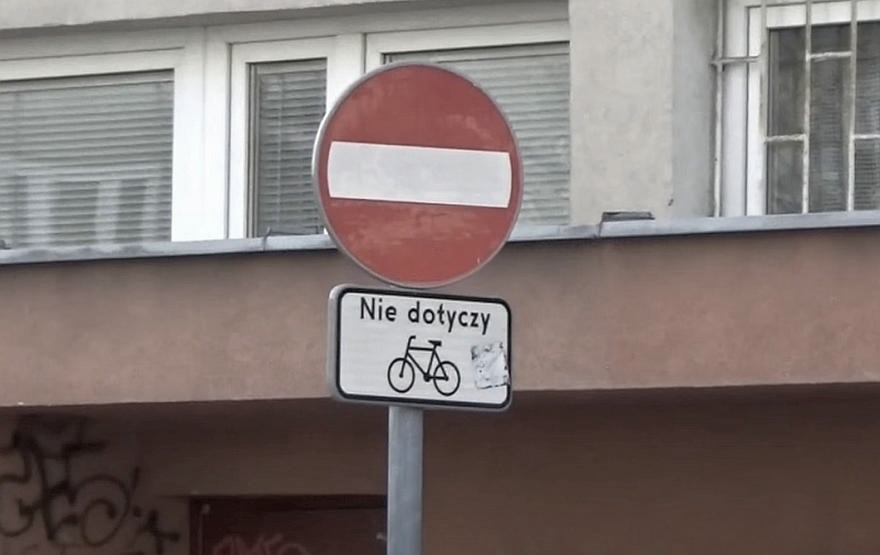 Jazda pod prąd: mandat, punkty karne i co zrobić po pomyłce?