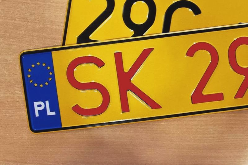 Żółte tablice rejestracyjne: jak je uzyskać, ile kosztują i czego unikać